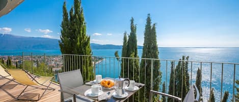 Standard-Apartment, 3 Schlafzimmer, 2 Bäder, Bergseite (Rustichel fantastic Lake View) | Speisen im Freien
