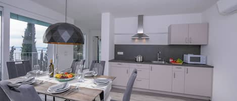 Standard-Apartment, Mehrere Schlafzimmer, 2 Bäder, Bergseite (Rustichel fantastic Lake View) | Speisen