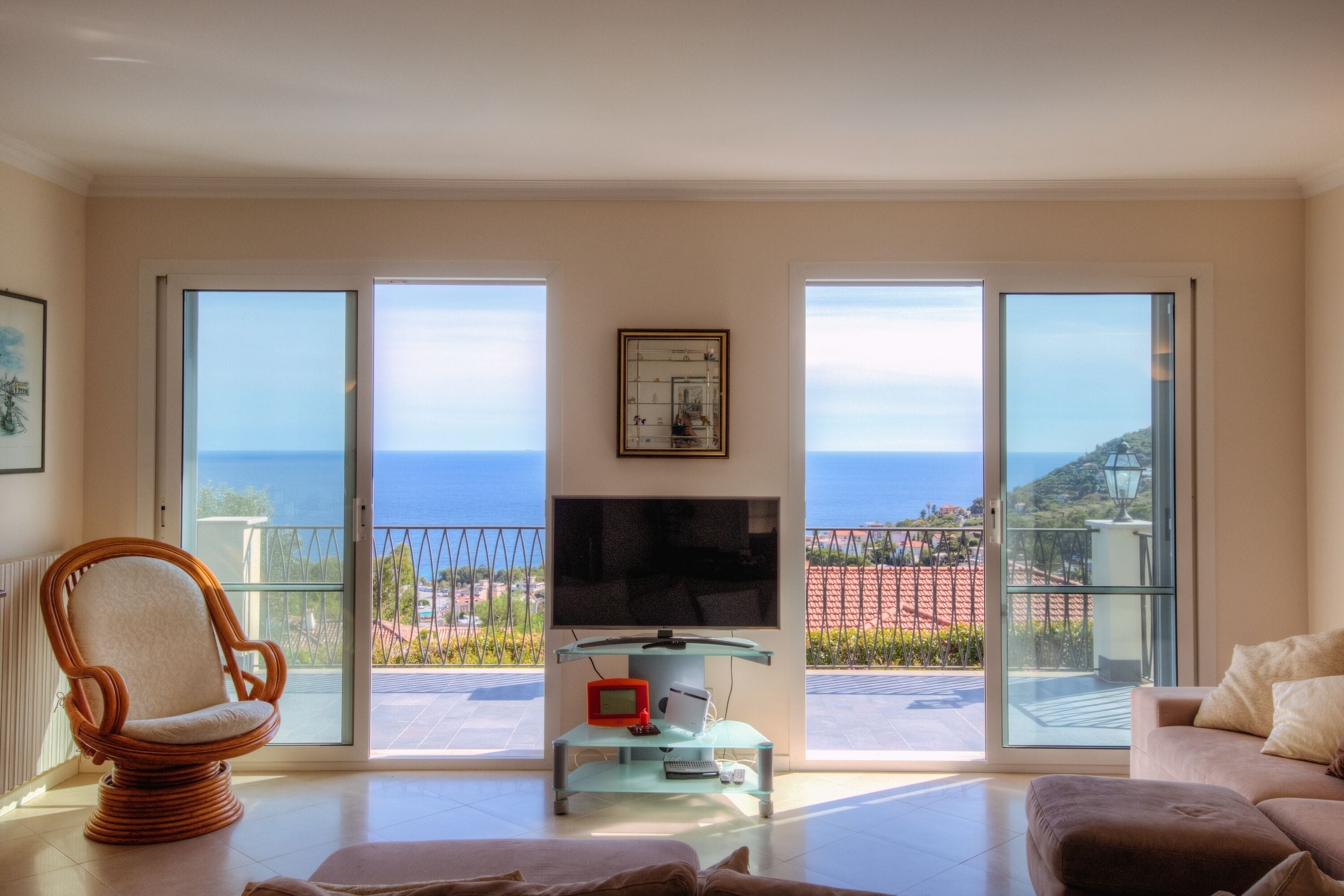 Familievilla, flere soverom, ved fjell (Villa Lucia Riviera dei Fiori Pool) | Oppholdsområde | En 21-tommers Flatskjerm-TV med kabel-kanaler samt TV og stereoanlegg