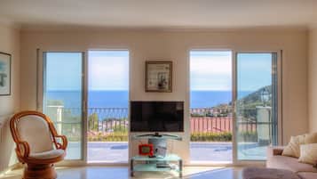 21-inch flat-screen TV with cable channels, TV, stereo