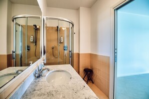 Family Villa, Multiple Bedrooms, Mountainside (Villa Lucia Riviera dei Fiori Pool) | Bathroom | Shower, hair dryer, bidet, towels - Villa Lucia Riviera dei Fiori Pool (Sanremo)