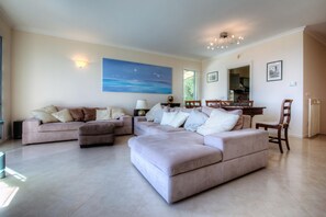 En 21-tommers Flatskjerm-TV med kabel-kanaler samt TV og stereoanlegg