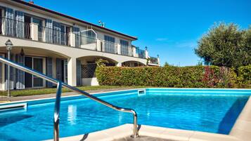 Piscine extérieure (ouverte en saison)