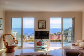 21-inch flat-screen TV with cable channels, TV, stereo - Villa Lucia Riviera dei Fiori Pool (Sanremo)