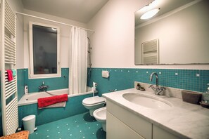 Villa Familiale, plusieurs chambres, côté montagne (Villa Lucia Riviera dei Fiori Pool) | Salle de bain