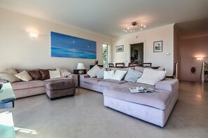 Villa Familiale, plusieurs chambres, côté montagne (Villa Lucia Riviera dei Fiori Pool) | Coin séjour