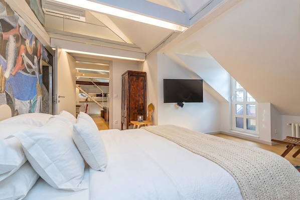 Appartement Luxe, plusieurs chambres, 2 salles de bains (Tromostovje IV In Heart Of Ljubljana) | 2 chambres, fer et planche à repasser, Wi-Fi gratuit, draps fournis