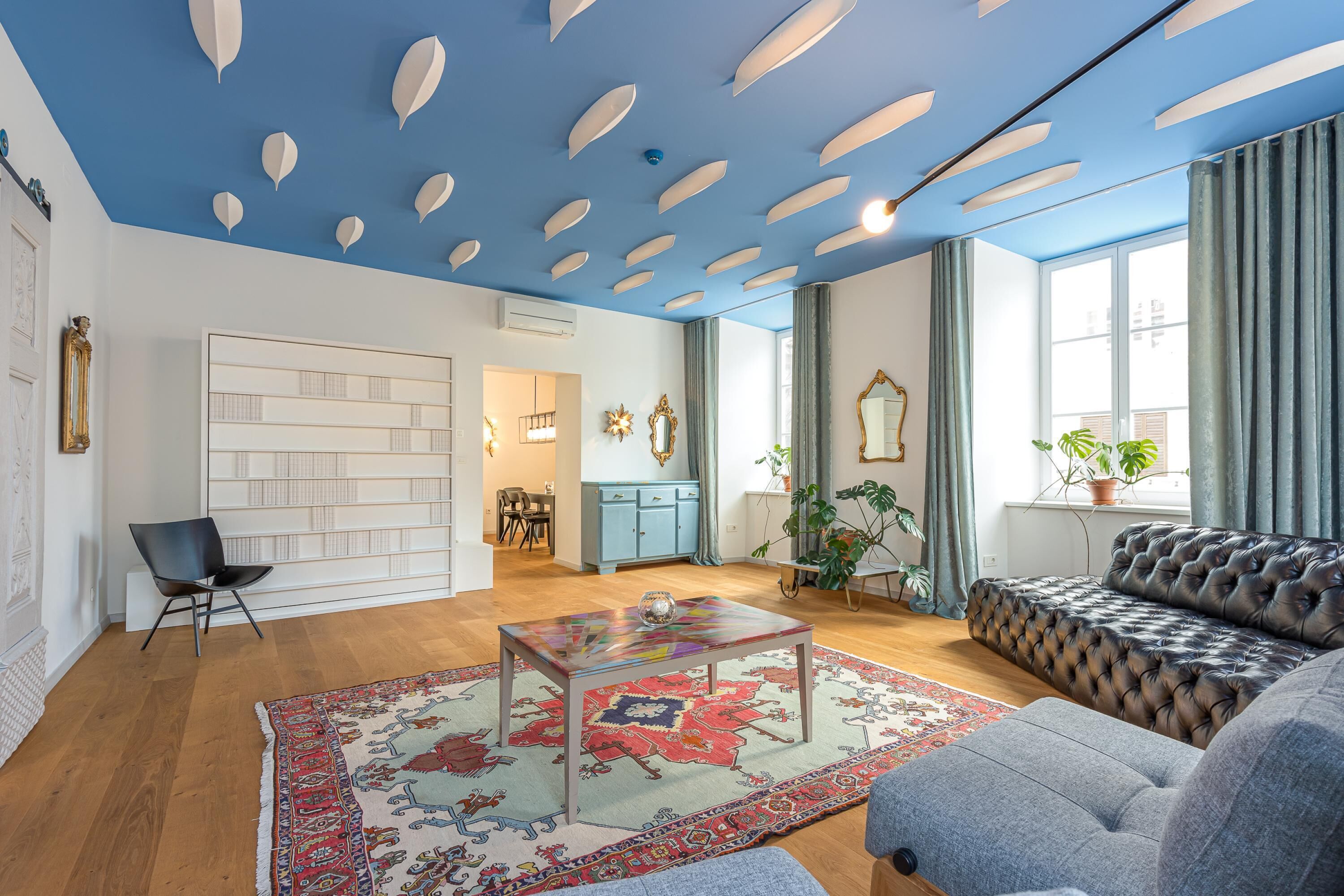 Departamento de lujo, varias habitaciones (Tromostovje I In Heart of Ljubljana) | Área de sala de estar | Televisión de pantalla plana de 21 pulgadas con canales vía satélite 