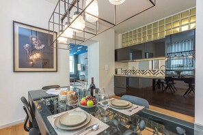 Appartement Luxe, plusieurs chambres (Tromostovje I In Heart of Ljubljana) | Cuisine privée | Réfrigérateur, micro-ondes, four, plaque de cuisson