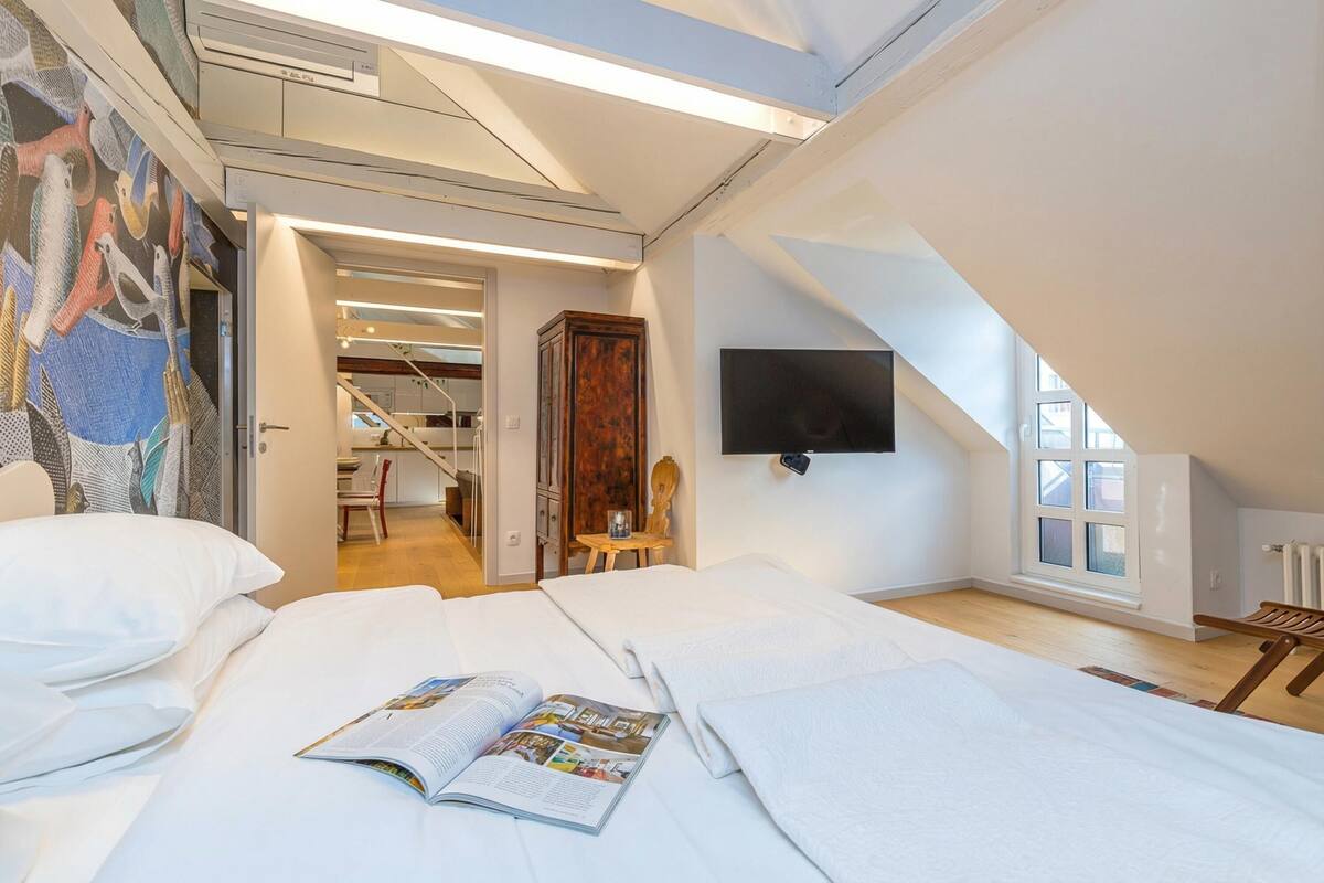 Apartemen Mewah, beberapa kamar, 2 kamar mandi (Tromostovje IV In Heart Of Ljubljana) | 2 kamar tidur, setrika/meja setrika, Wi-Fi gratis, dan seprai linen