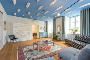 Appartement Luxe, plusieurs chambres (Tromostovje I In Heart of Ljubljana) | Coin séjour | Télévision à écran plat de 21 pouces avec chaînes par satellite