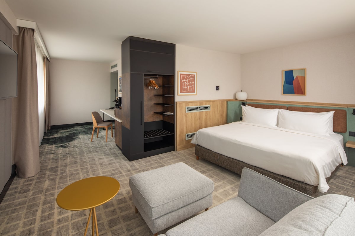 1 dormitorio, minibar, caja fuerte y escritorio