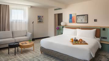 Minibar, coffres-forts dans les chambres, bureau