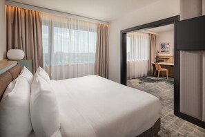Minibar, in-room safe, desk, laptop workspace - Crowne Plaza Budapest by IHG (Budapest)