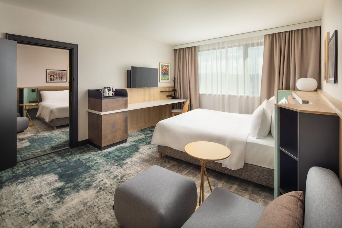Habitación estándar, 1 cama de matrimonio grande | 1 dormitorio, minibar, caja fuerte y escritorio