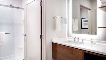 Secador de cabelo, toalhas de banho, sabonete, shampoo