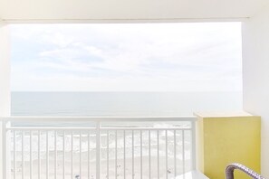 Property grounds - 18th floor oceanfront condo w/ central AC, shared hot tub, shared pool, balcony (North Myrtle Beach)