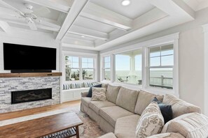 Een smart-tv, een open haard en een tafeltennistafel