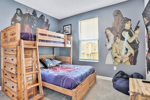 6 Schlafzimmer, Schreibtisch, Bügeleisen/Bügelbrett, Reisekinderbett