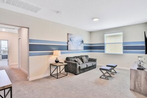 6 Schlafzimmer, Schreibtisch, Bügeleisen/Bügelbrett, Reisekinderbett