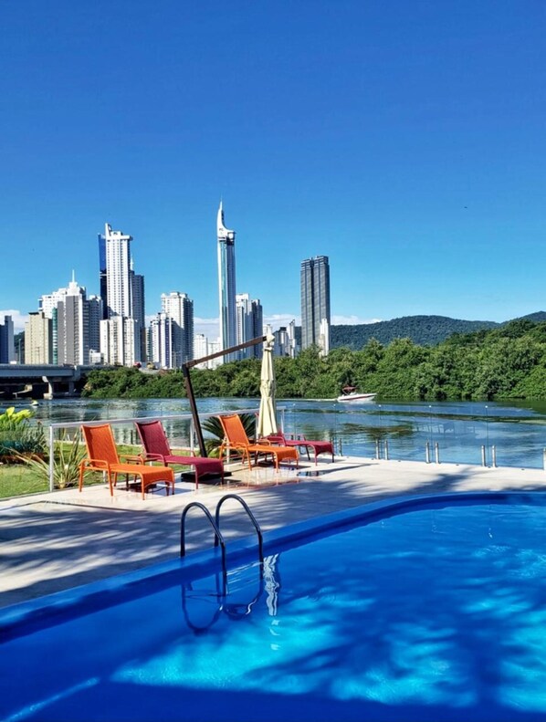 Outdoor pool, pool loungers - Rizzu Marina Hotel (Balneário Camboriú)