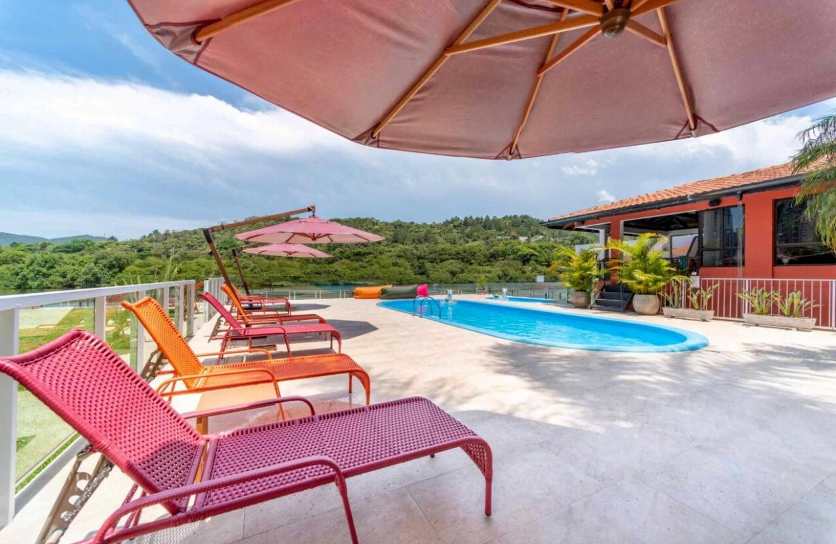 Piscina externa, espreguiçadeiras