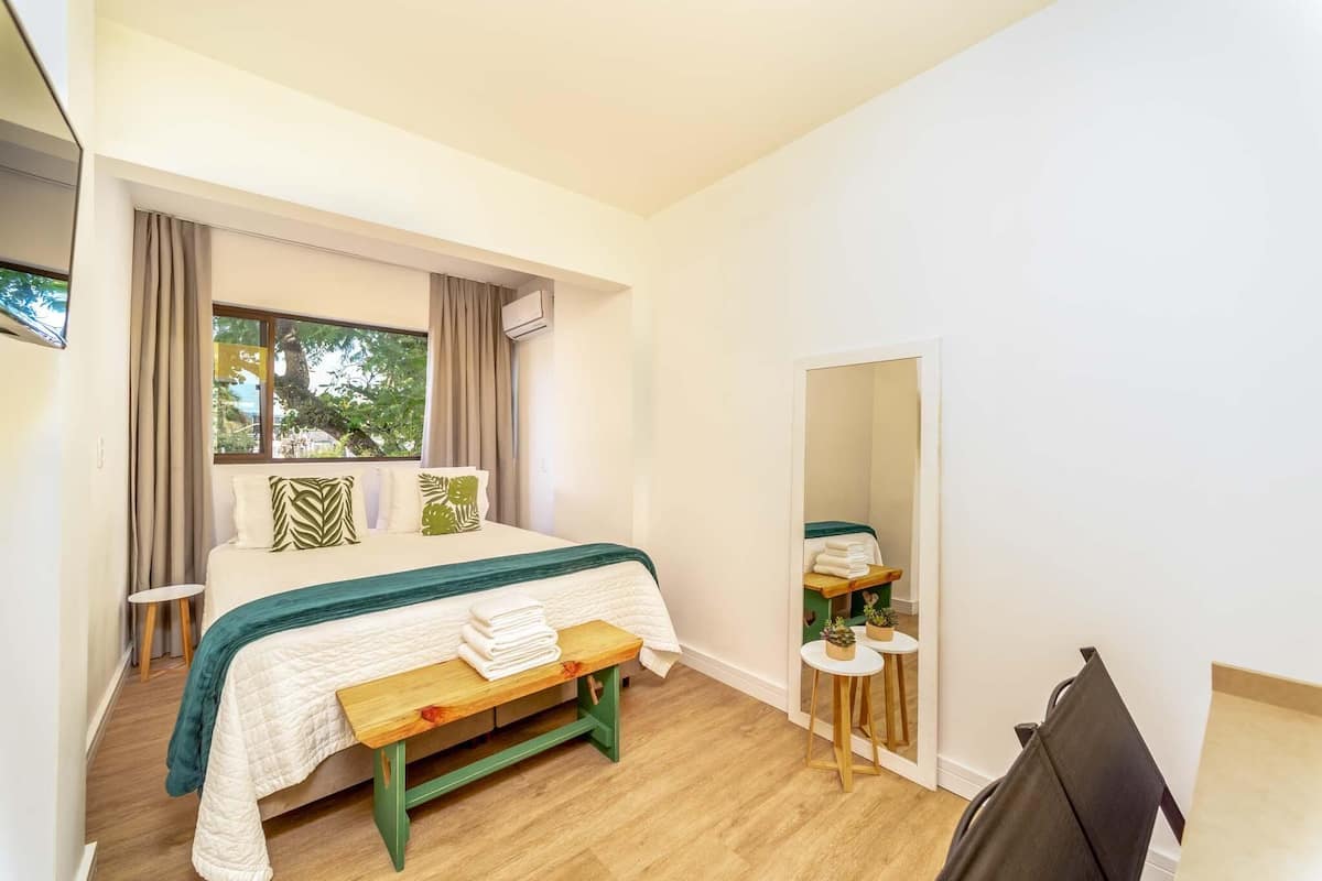 Ropa de cama de alta calidad, minibar y decoración personalizada