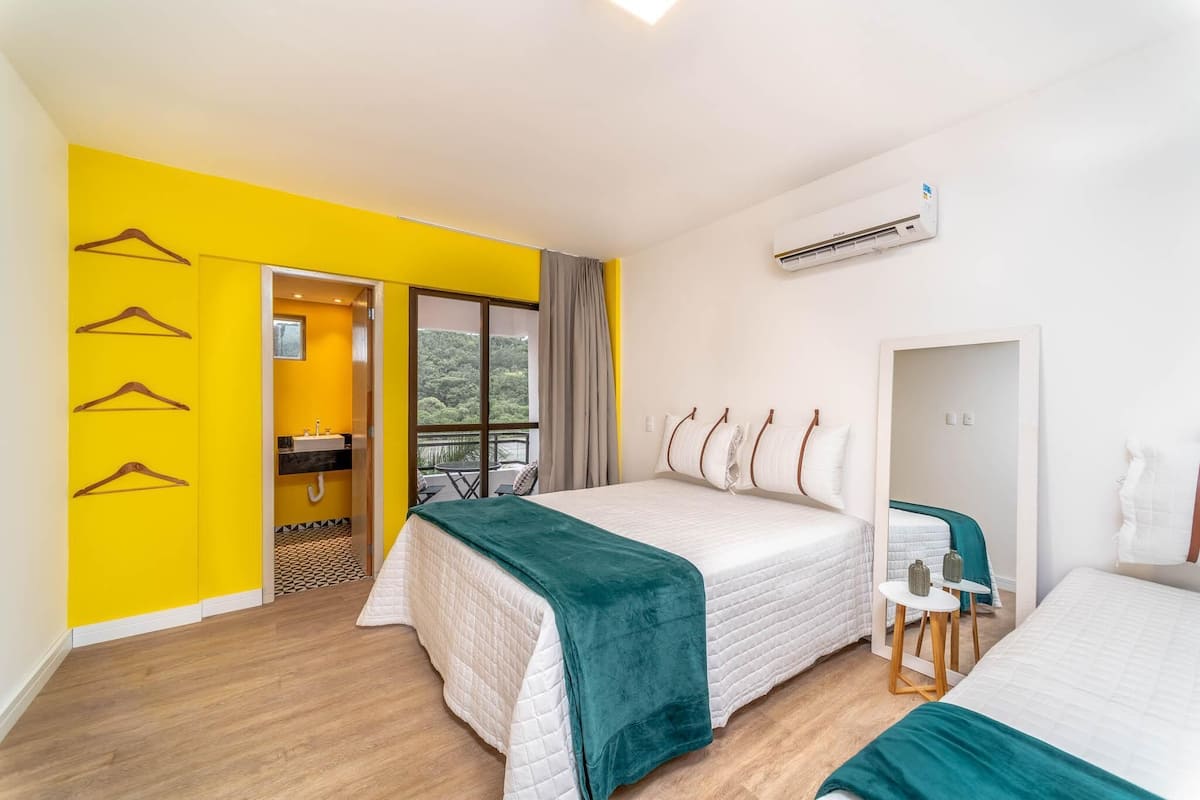 Ropa de cama de alta calidad, minibar y decoración personalizada
