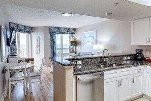Réfrigérateur, four à micro-ondes, un four, surface de cuisson