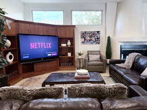 Una Smart TV, una chimenea, videojuegos, un reproductor de DVD