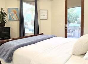 5 habitaciones, escritorio y tabla de planchar con plancha 