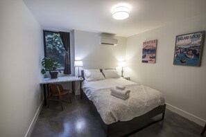 2 bedrooms, desk, iron/ironing board, travel cot - Restful, Convenient Getaway Near Downtown and Seattle’s Largest Park (Seattle)