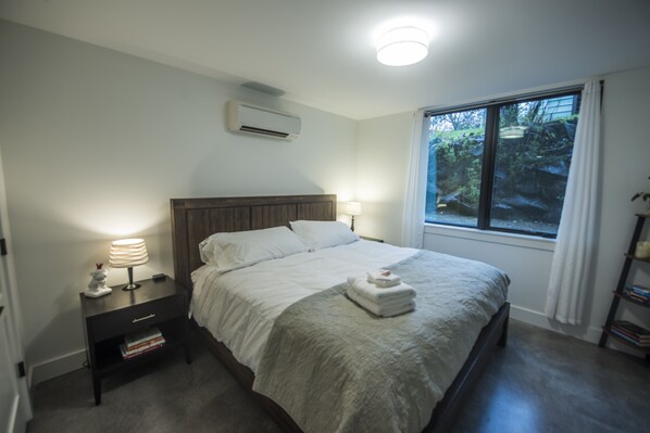 2 bedrooms, desk, iron/ironing board, travel cot - Restful, Convenient Getaway Near Downtown and Seattle’s Largest Park (Seattle)