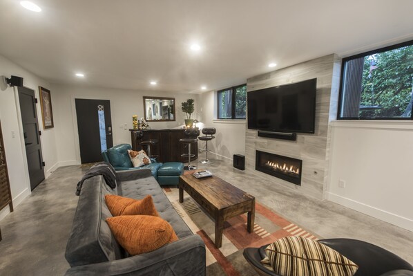 Smart TV, fireplace, books, stereo - Restful, Convenient Getaway Near Downtown and Seattle’s Largest Park (Seattle)