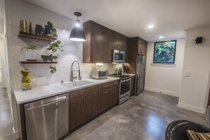 Fridge, microwave, oven, stovetop - Restful, Convenient Getaway Near Downtown and Seattle’s Largest Park (Seattle)