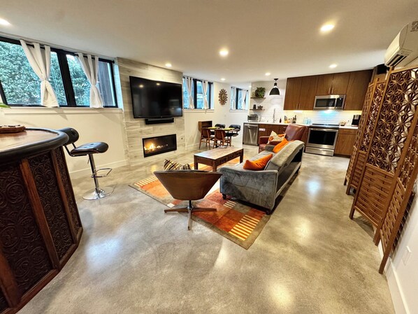 Smart-TV, Kamin, Bücher, Stereoanlage