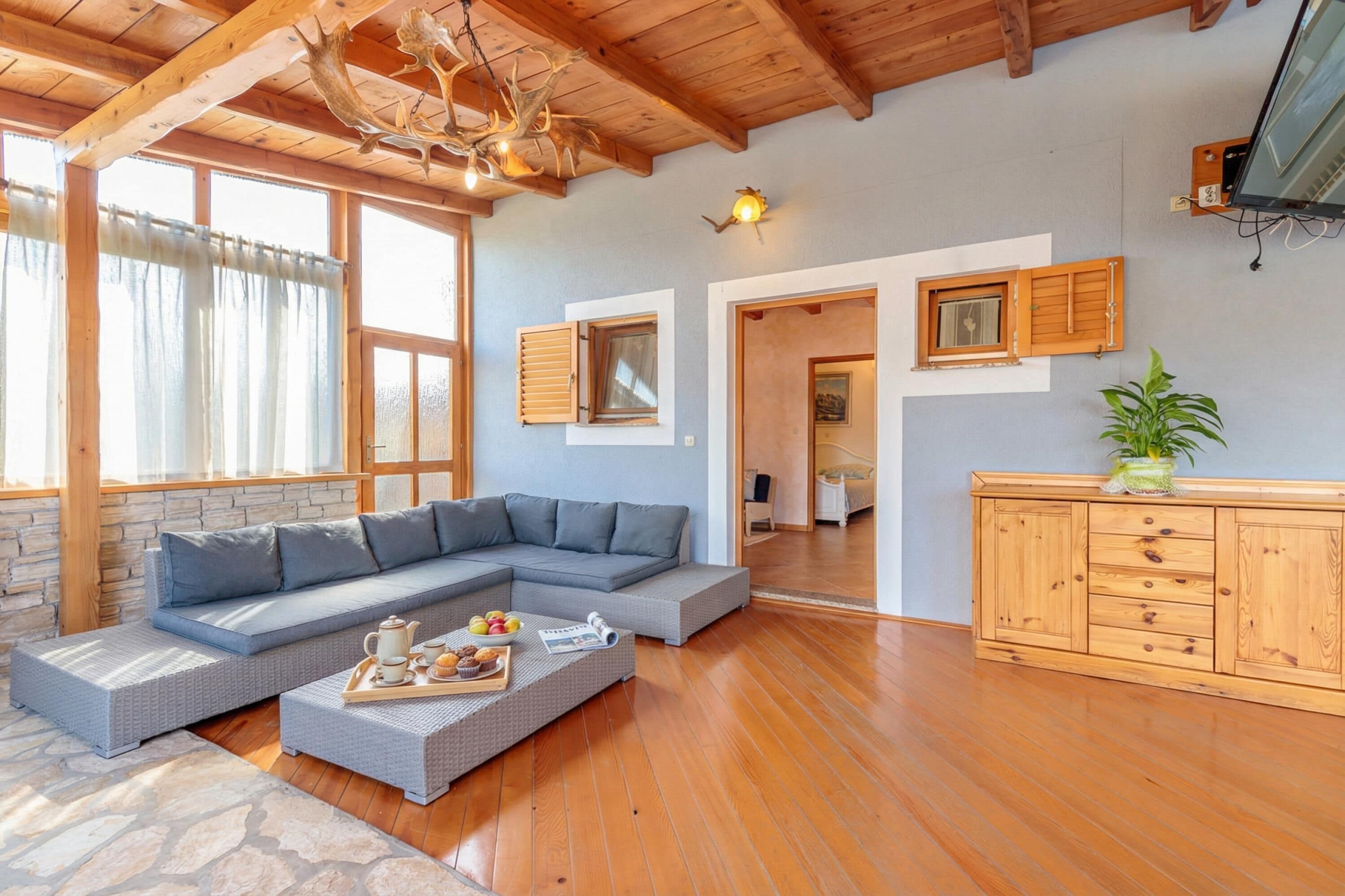 Familienhaus, 6 Schlafzimmer, Balkon (Pool & Fun House Betiga 1 With Gym) | Wohnbereich | Flachbildfernseher