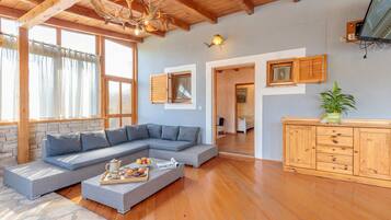 Familienhaus, 6 Schlafzimmer, Balkon (Pool & Fun House Betiga 1 With Gym) | Wohnbereich | Flachbildfernseher