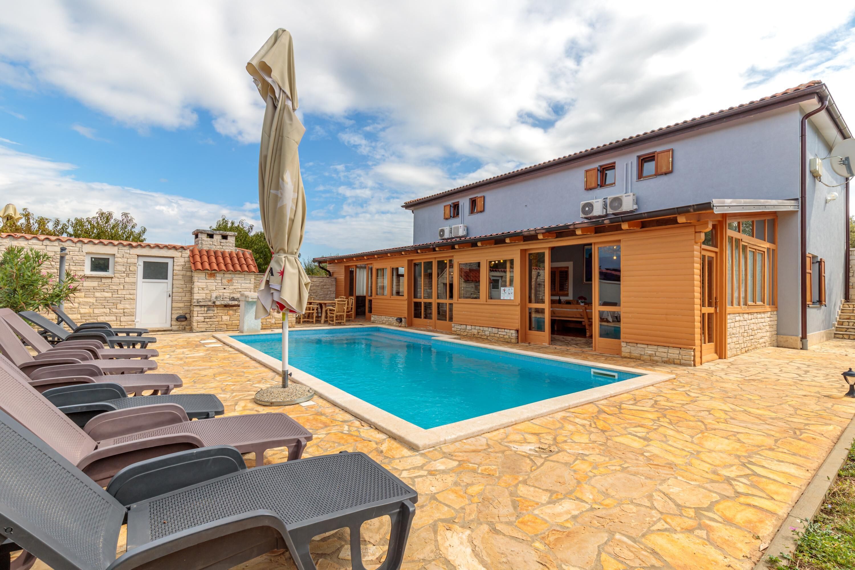 季節性室外游泳池