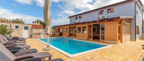 季節性室外游泳池