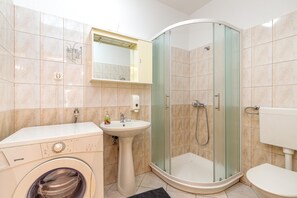 Family House, Multiple Bedrooms (Pool & Fun House Betiga 1 With Gym) | Bathroom | Shower, towels, soap, shampoo - Pool & Fun House Betiga 1 With Gym (Vodnjan)