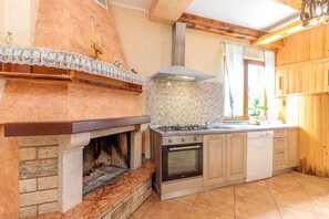 Kylskåp, mikrovågsugn, ugn och spishäll