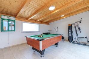 Family House, Multiple Bedrooms (Pool & Fun House Betiga 1 With Gym) | Games room - Pool & Fun House Betiga 1 With Gym (Vodnjan)