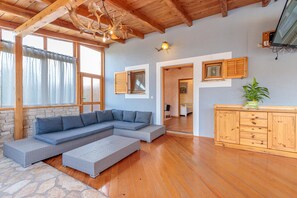 21-Zoll-Flachbildfernseher mit Satellitenempfang, Kamin