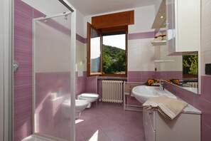 Family Villa, Multiple Bedrooms, 2 Bathrooms (Casa Virginia) | Bathroom | Separate bathtub and shower, bidet, towels, toilet paper - Casa Virginia (Mandello del Lario)