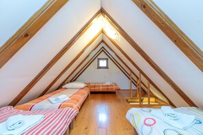 Familienhaus, 4 Schlafzimmer, 2 Bäder, Bergseite (Chalet Zavrh with Private Heated Pool) | 4 Schlafzimmer