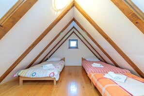 Familienhaus, 4 Schlafzimmer, 2 Bäder, Bergseite (Chalet Zavrh with Private Heated Pool) | 4 Schlafzimmer