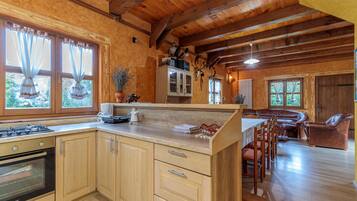 Nhà dành cho gia đình, nhiều phòng ngủ, 2 phòng tắm (Chalet Zavrh with Private Heated Pool) | Bếp riêng | Tủ lạnh, lò vi sóng, lò nướng, bếp nấu