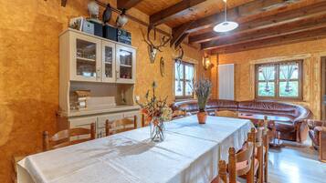 Nhà dành cho gia đình, nhiều phòng ngủ, 2 phòng tắm (Chalet Zavrh with Private Heated Pool) | Khu ăn uống