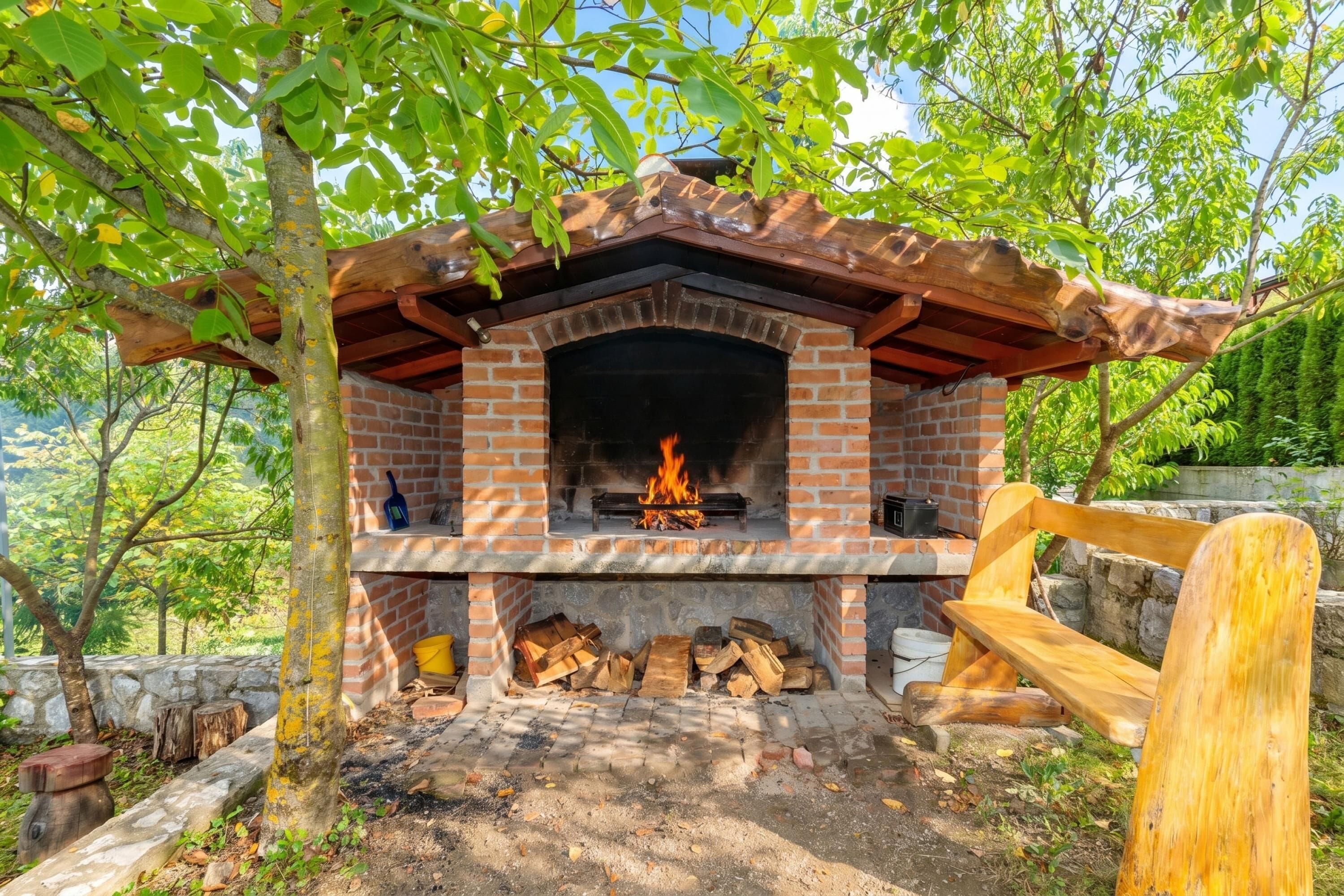 Familienhaus, 4 Schlafzimmer, 2 Bäder, Bergseite (Chalet Zavrh with Private Heated Pool) | Unterkunftsgelände